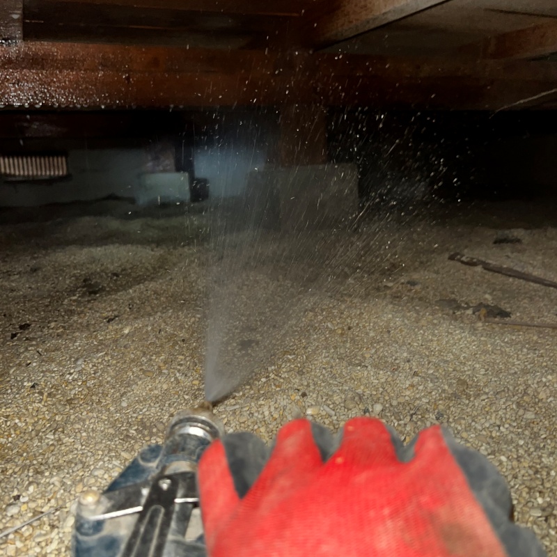 床下の地面にシロアリ駆除剤を散布