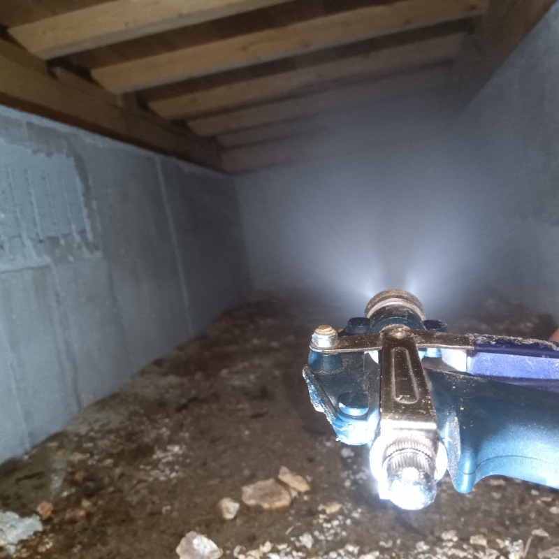 床下の木材にシロアリ駆除剤を散布