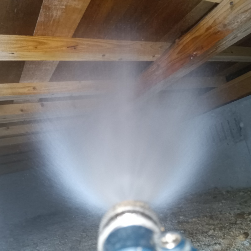 床下の木材にシロアリ駆除剤を散布