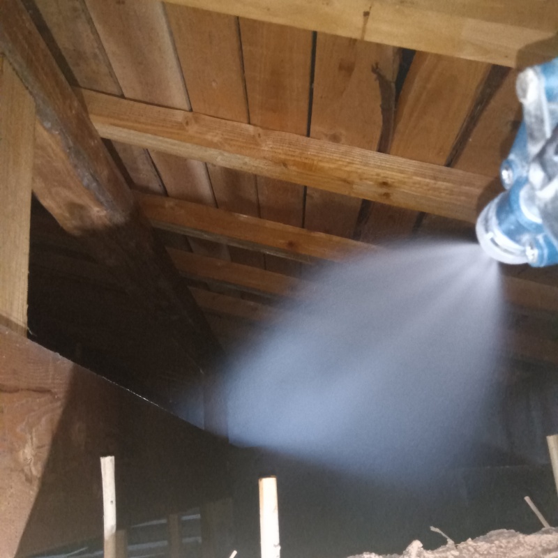 床下の地面にシロアリ駆除剤を散布