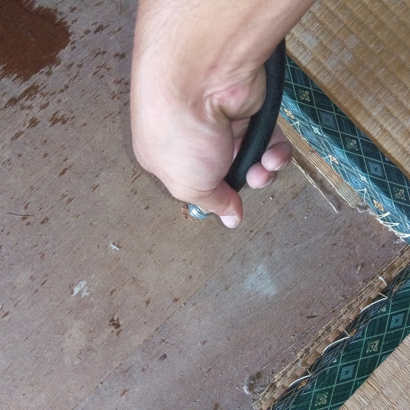 畳下の床にシロアリ駆除剤を注入