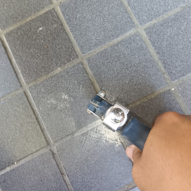 玄関の床にシロアリ駆除剤を注入