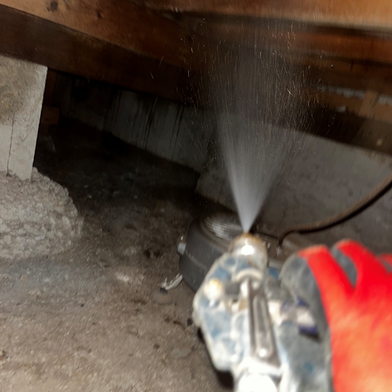 床下の木材にシロアリ駆除剤を散布