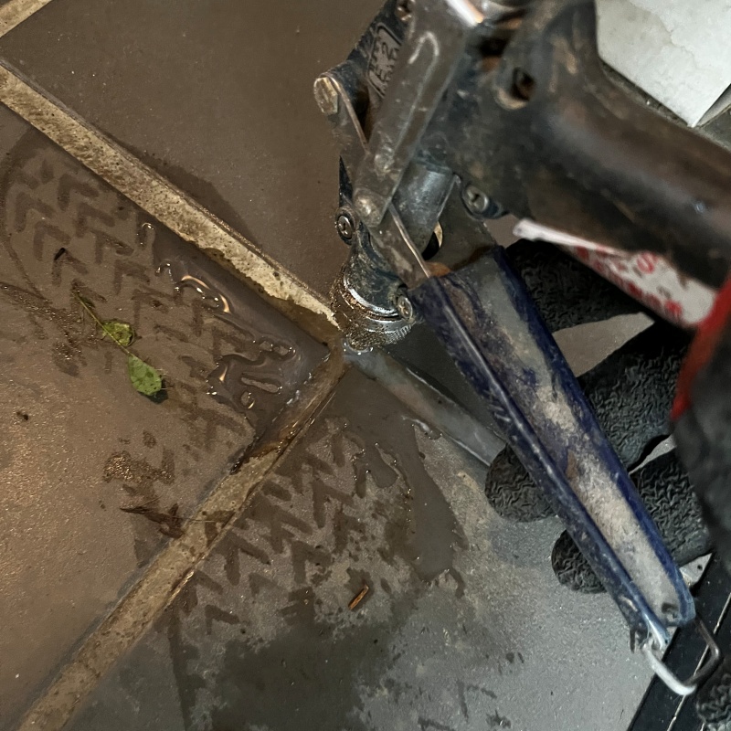 床にシロアリ駆除剤を注入