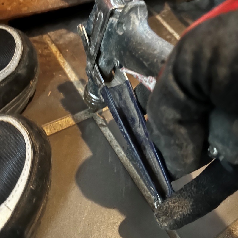 床にシロアリ駆除剤を注入