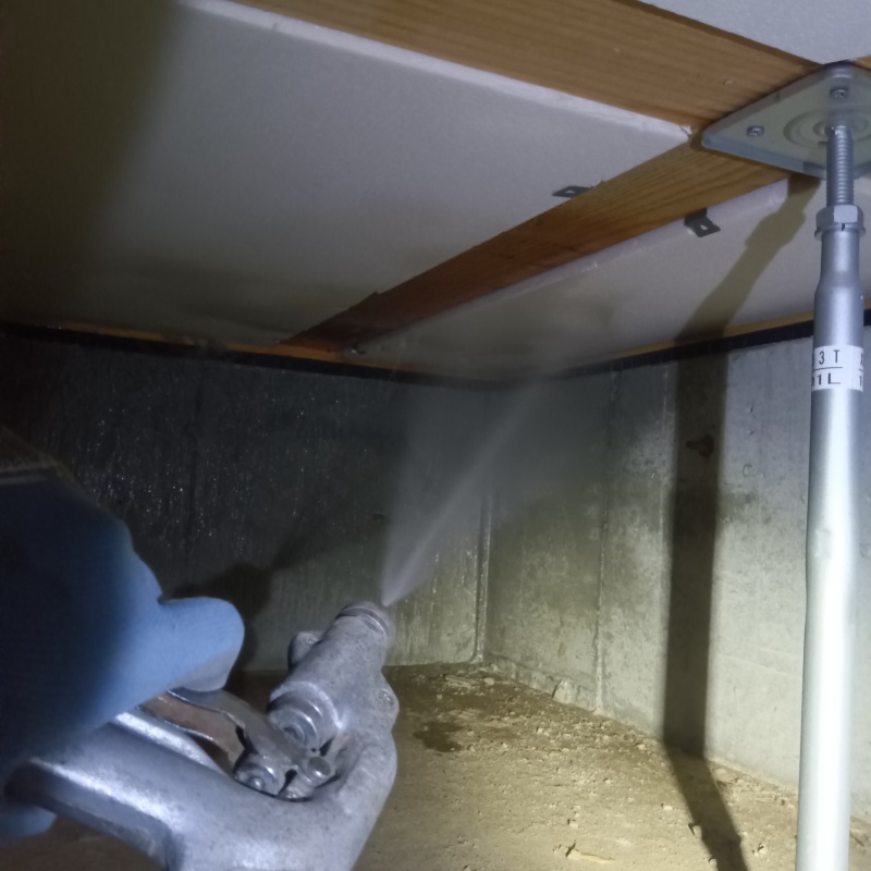 床下の木材にシロアリ駆除剤を散布