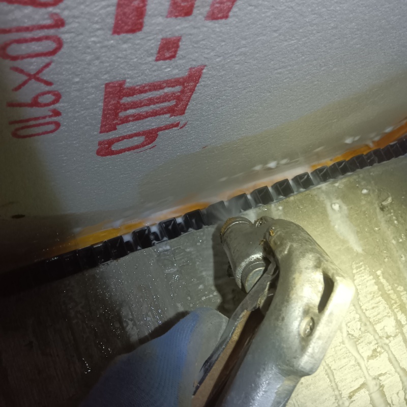 床下の木材にシロアリ駆除剤を散布