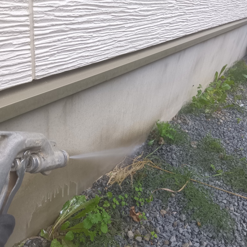 屋外の地面にシロアリ駆除剤を散布