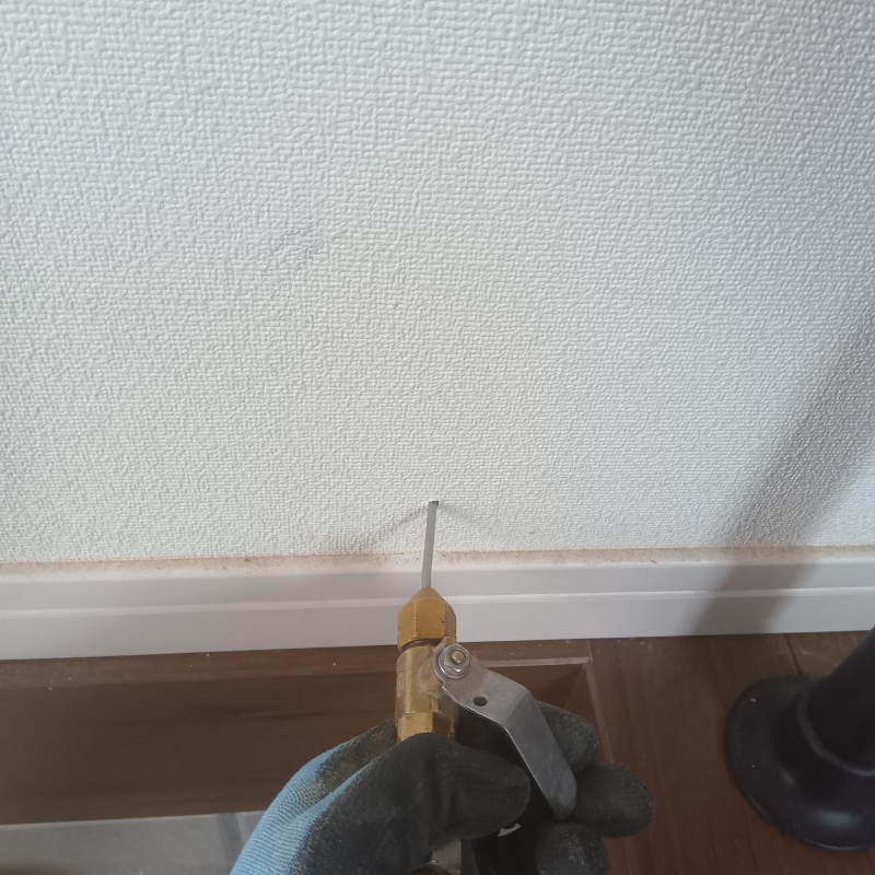 壁にシロアリ駆除剤を注入