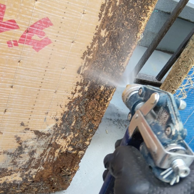 畳にシロアリ駆除剤を散布