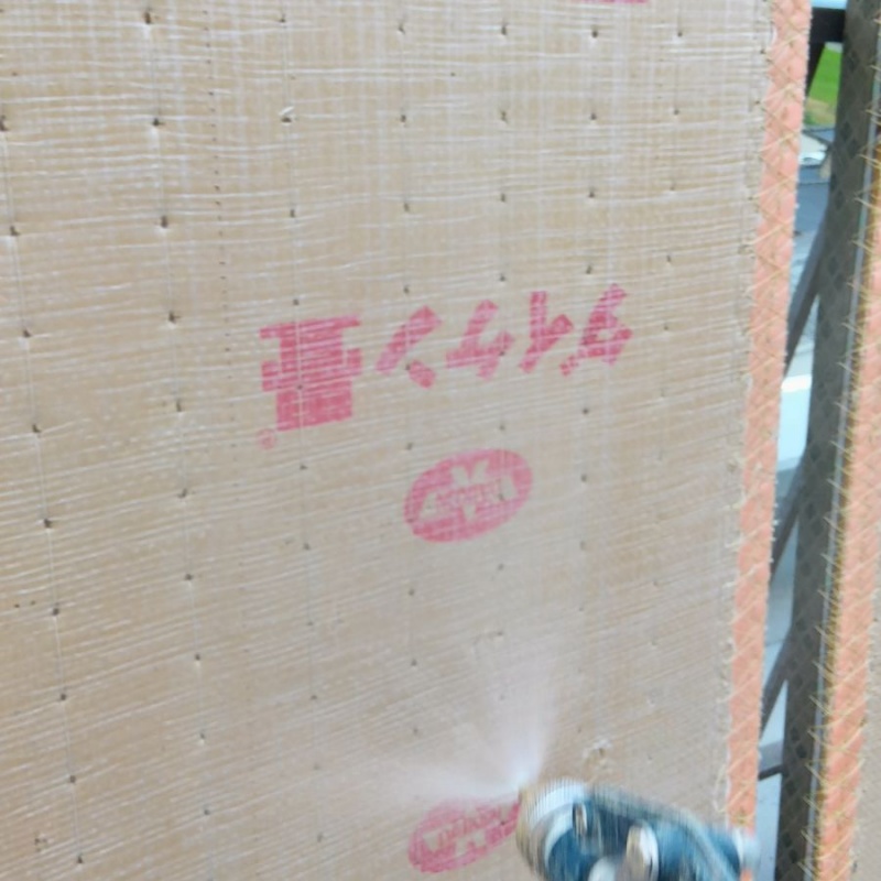 畳にシロアリ駆除剤を散布