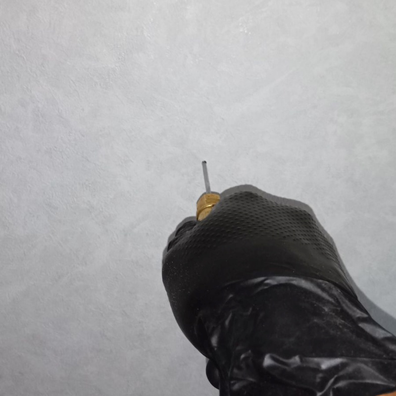 壁にシロアリ駆除剤を注入