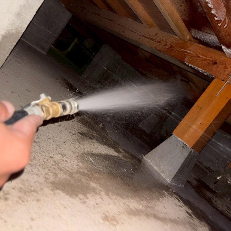 床下の木材にシロアリ駆除剤を散布