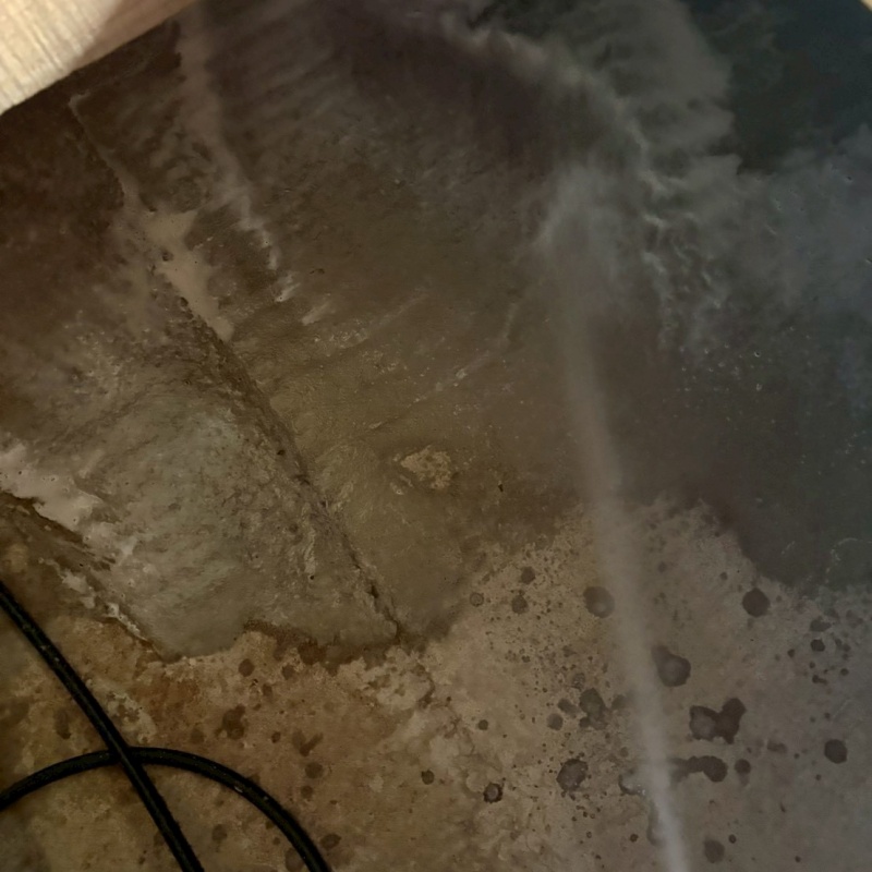 床下の地面にシロアリ駆除剤を散布