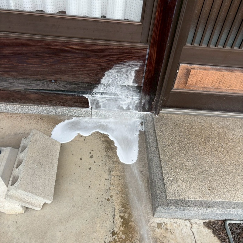 屋外の地面にシロアリ駆除剤を散布