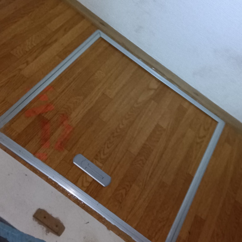 床に新設した点検口