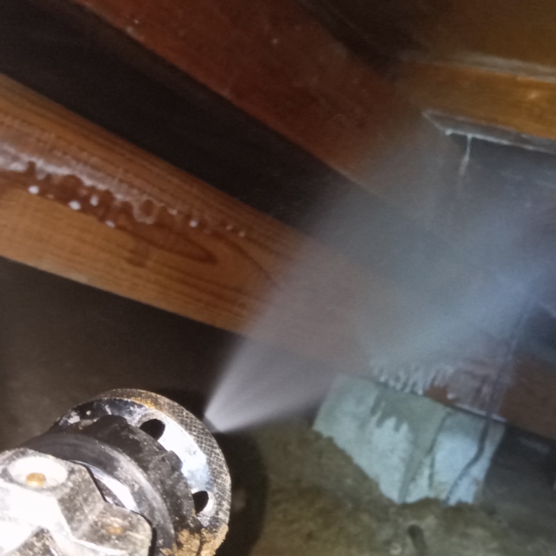 床下の木材にシロアリ駆除剤を散布