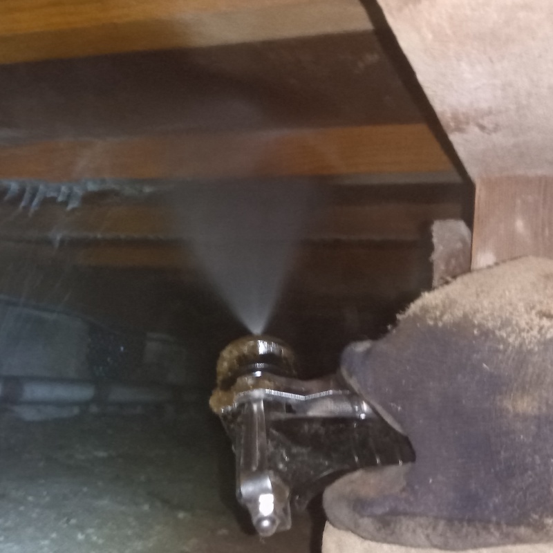 床下の木材にシロアリ駆除剤を散布