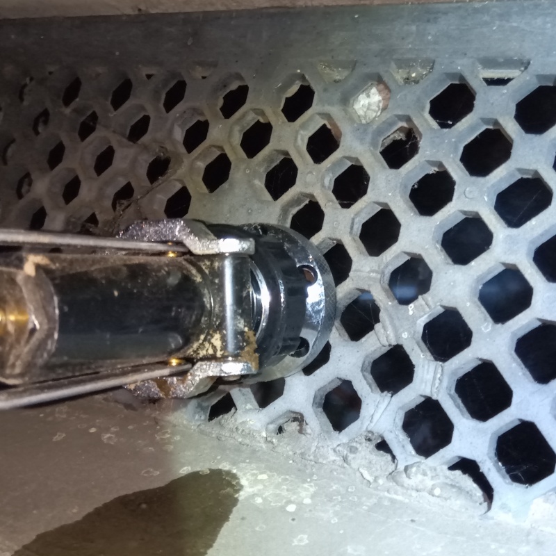 床下換気口からシロアリ駆除剤を散布