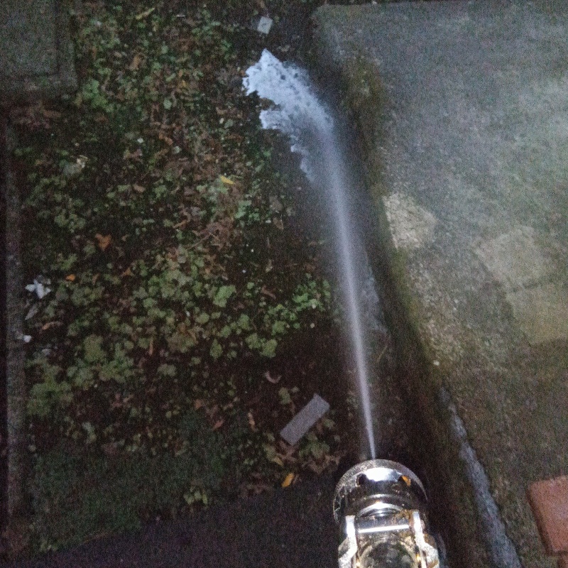 建物の外周にシロアリ駆除剤を散布