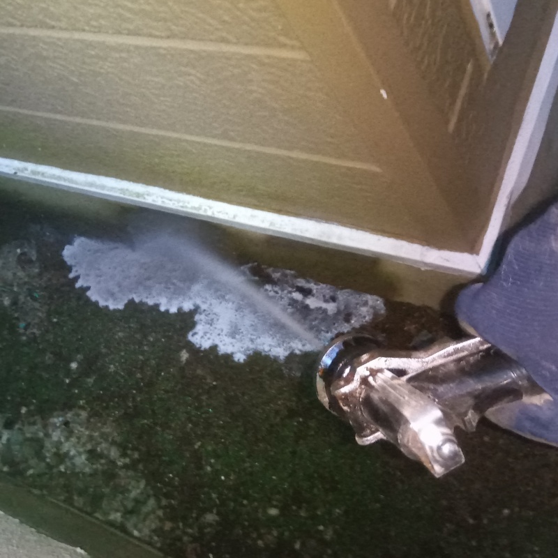 建物の外周にシロアリ駆除剤を散布