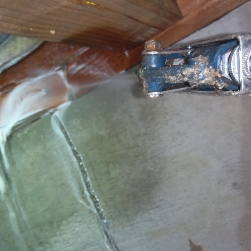 床下の木材にシロアリ駆除剤を散布