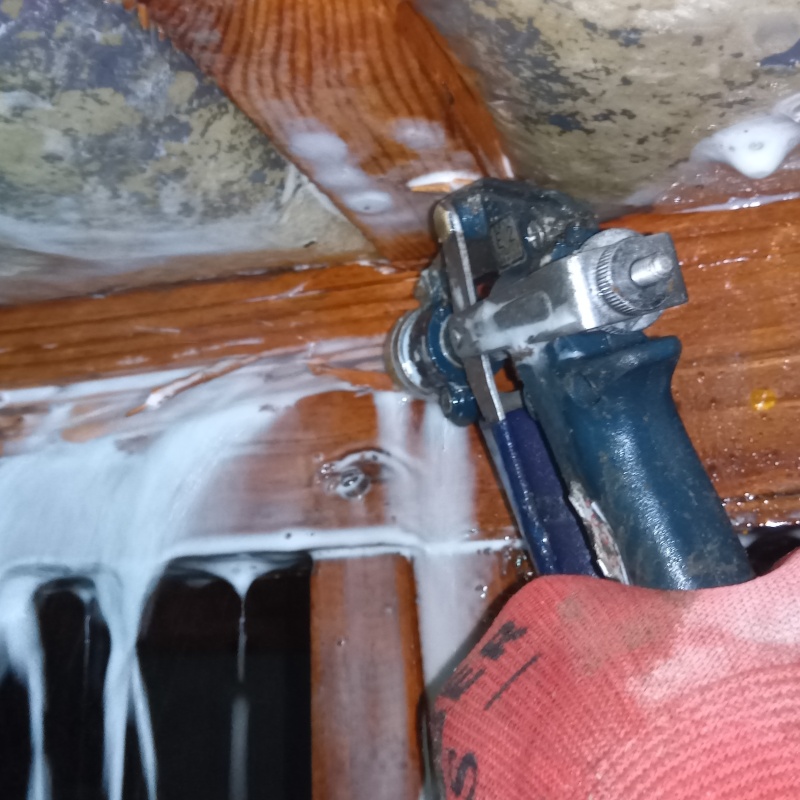 床下の木材にシロアリ駆除剤を散布