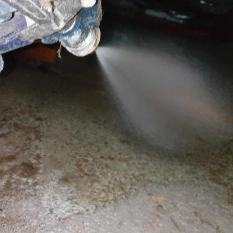 床下の地面にシロアリ駆除剤を散布