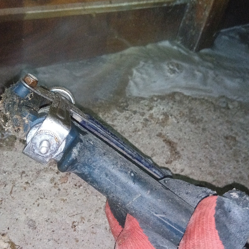 床下の地面にシロアリ駆除剤を散布