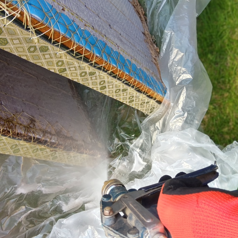 畳にシロアリ駆除剤を散布