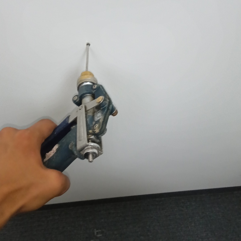 壁にシロアリ駆除剤を注入