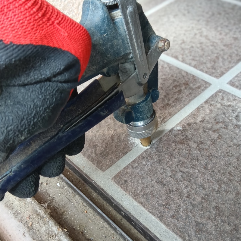 地面にシロアリ駆除剤を注入