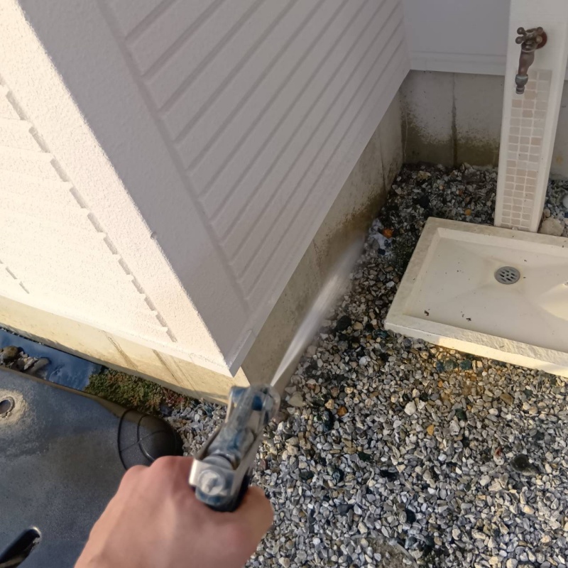 屋外の地面に防蟻剤を散布