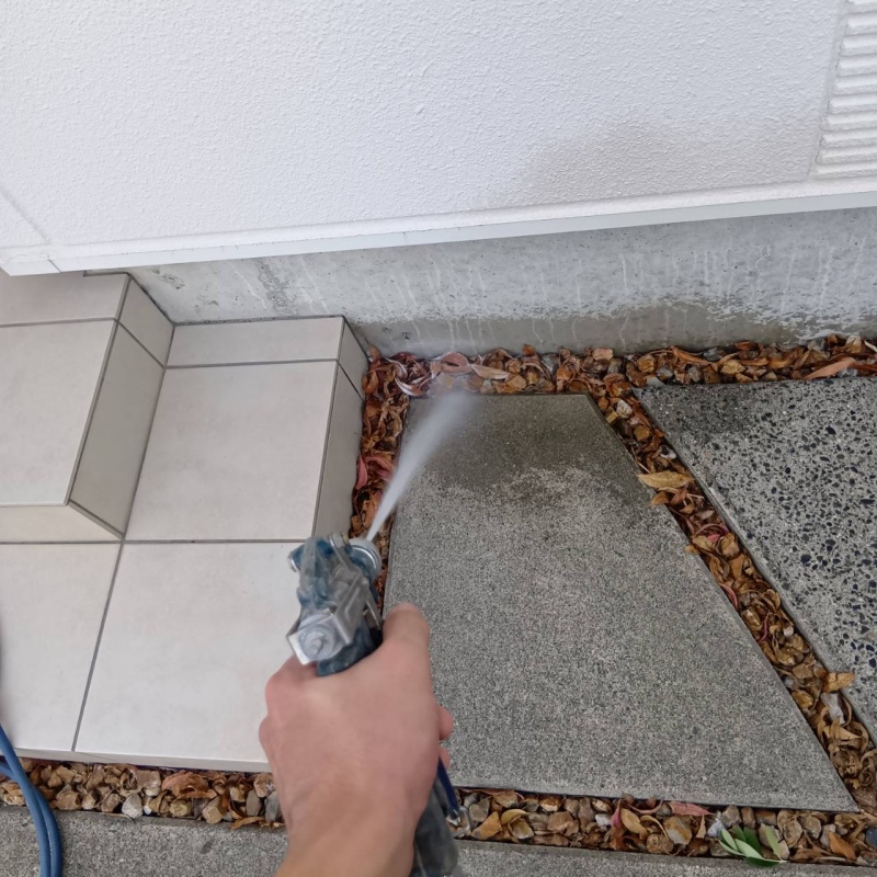 建物の外周に防蟻剤を散布