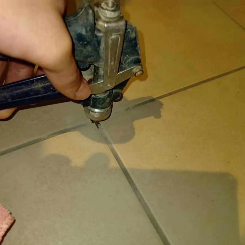 床に防蟻剤を注入