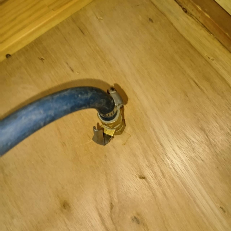 床に防蟻剤を注入