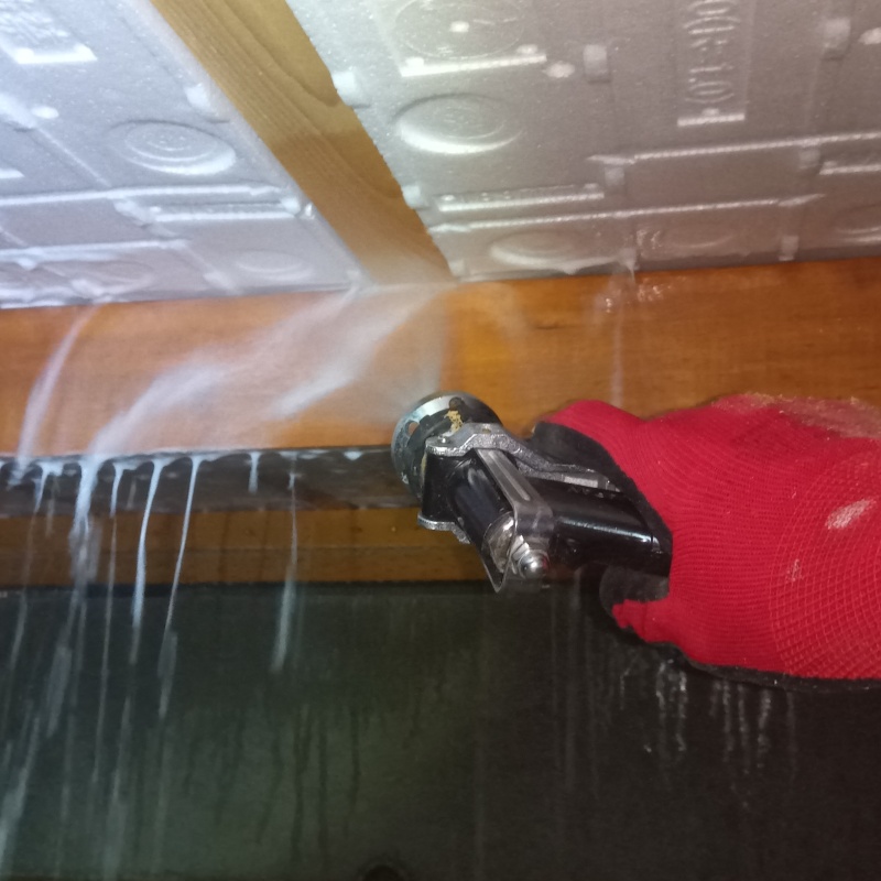 床下の木材にシロアリ駆除剤を散布