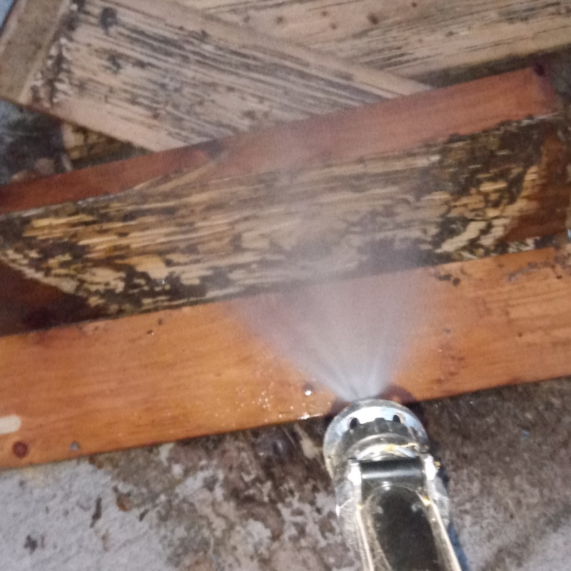 腐食した木材にシロアリ駆除剤を散布