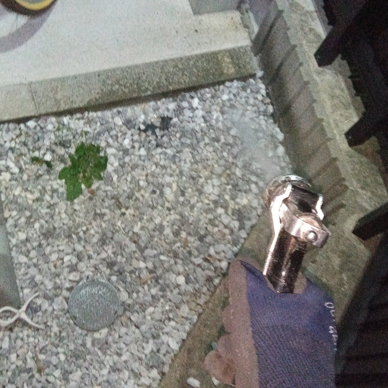 屋外の地面にシロアリ駆除剤を散布