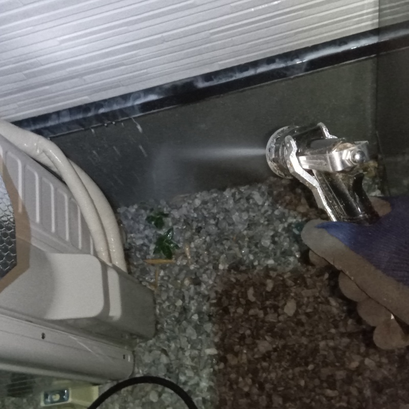 室外機のまわりにシロアリ駆除剤を散布
