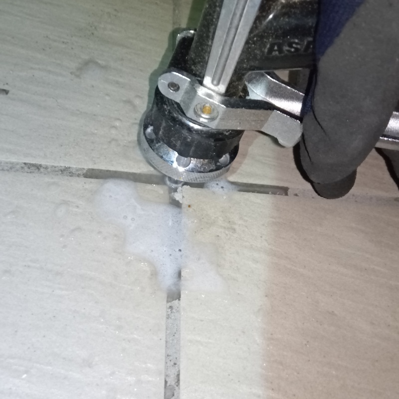 地面にシロアリ駆除剤を注入