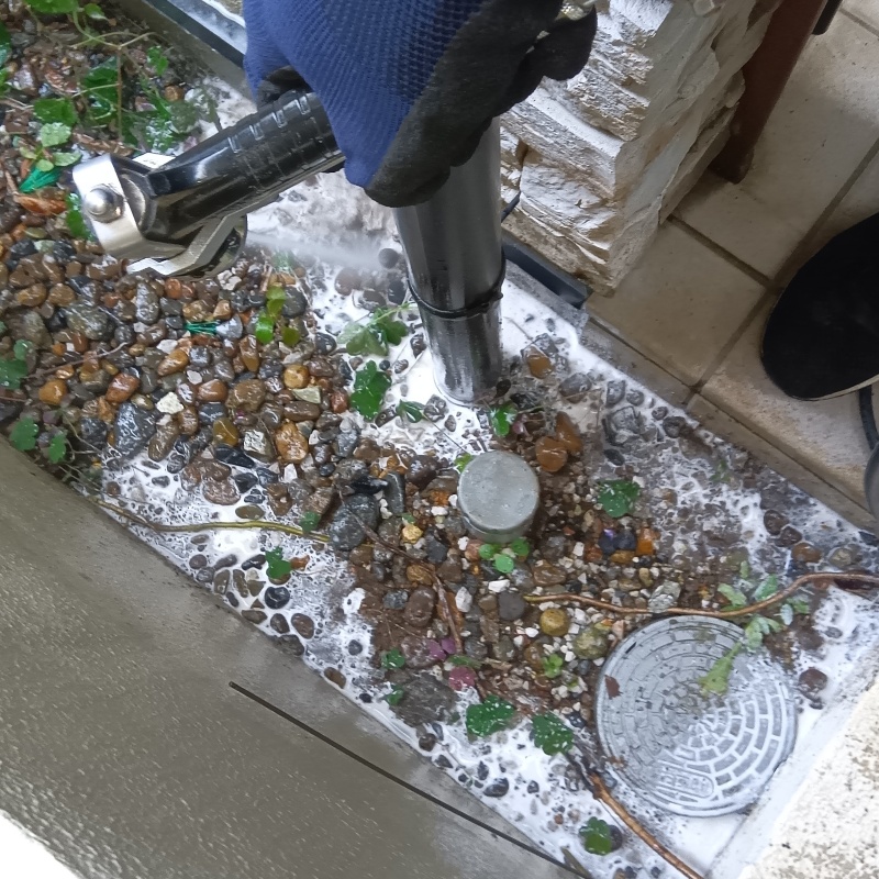 屋外の地面にシロアリ駆除剤を散布