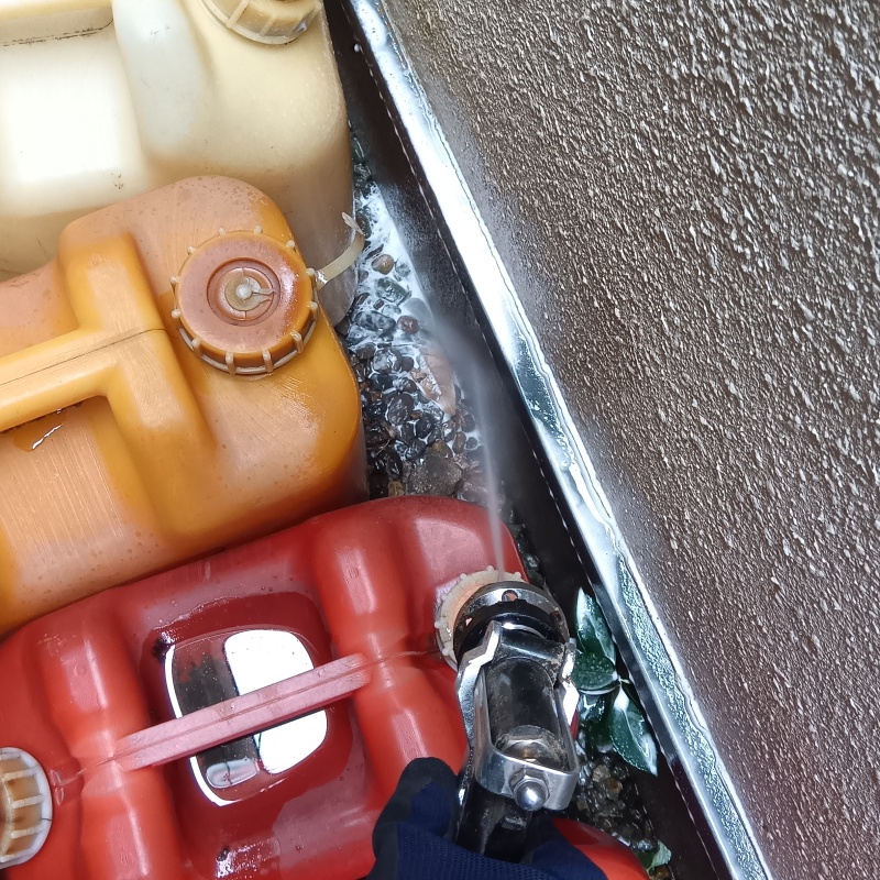 建物の外周にシロアリ駆除剤を散布