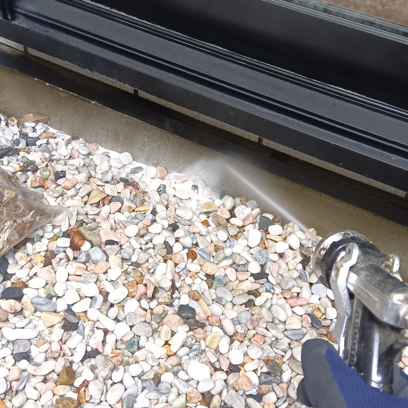 建物の外周にシロアリ駆除剤を散布