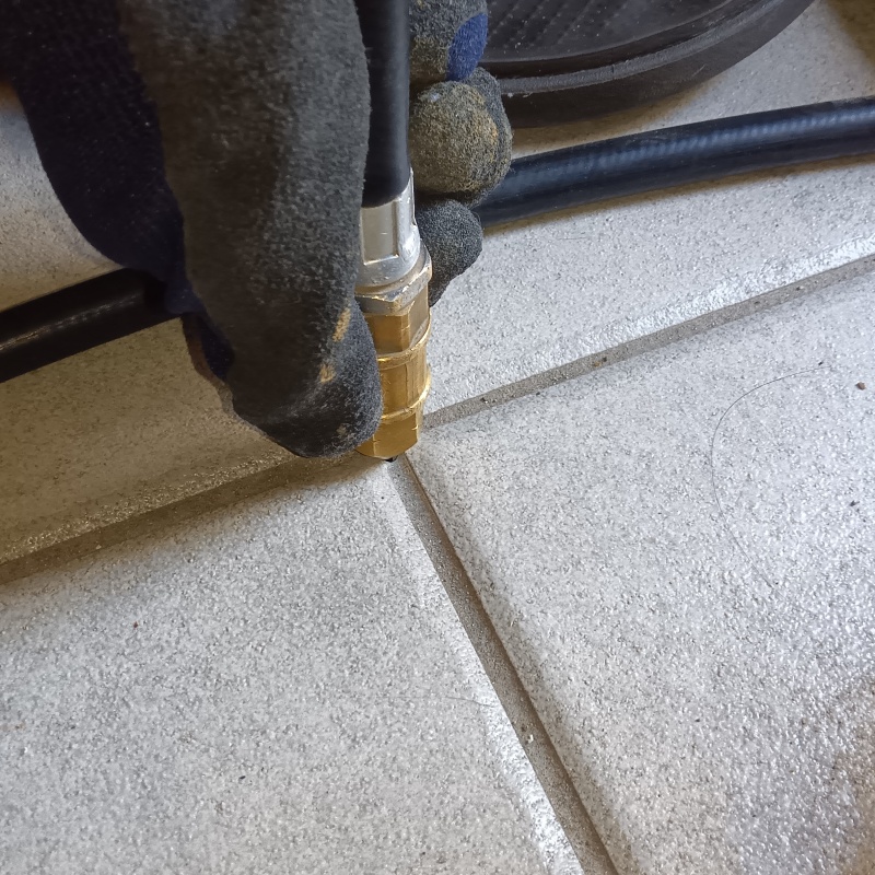 地面にシロアリ駆除剤を注入