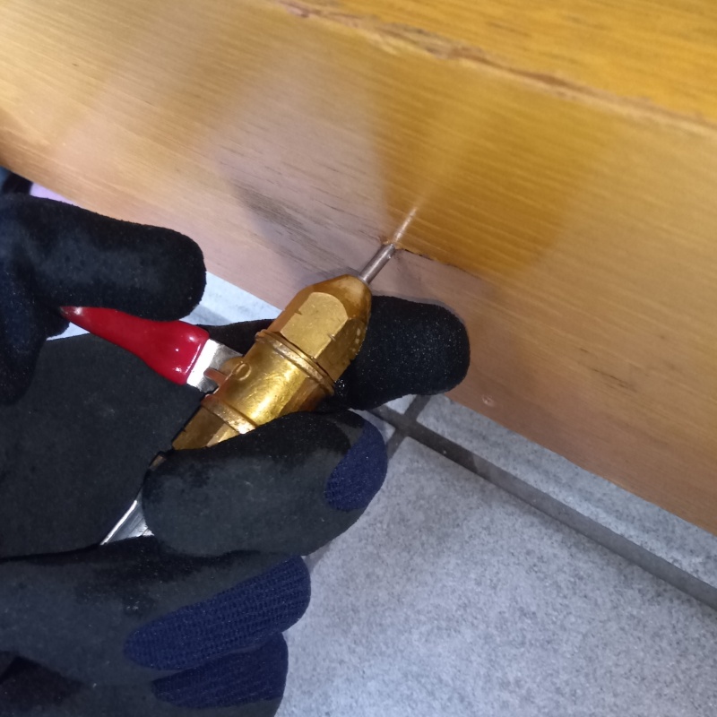 壁にシロアリ駆除剤を注入