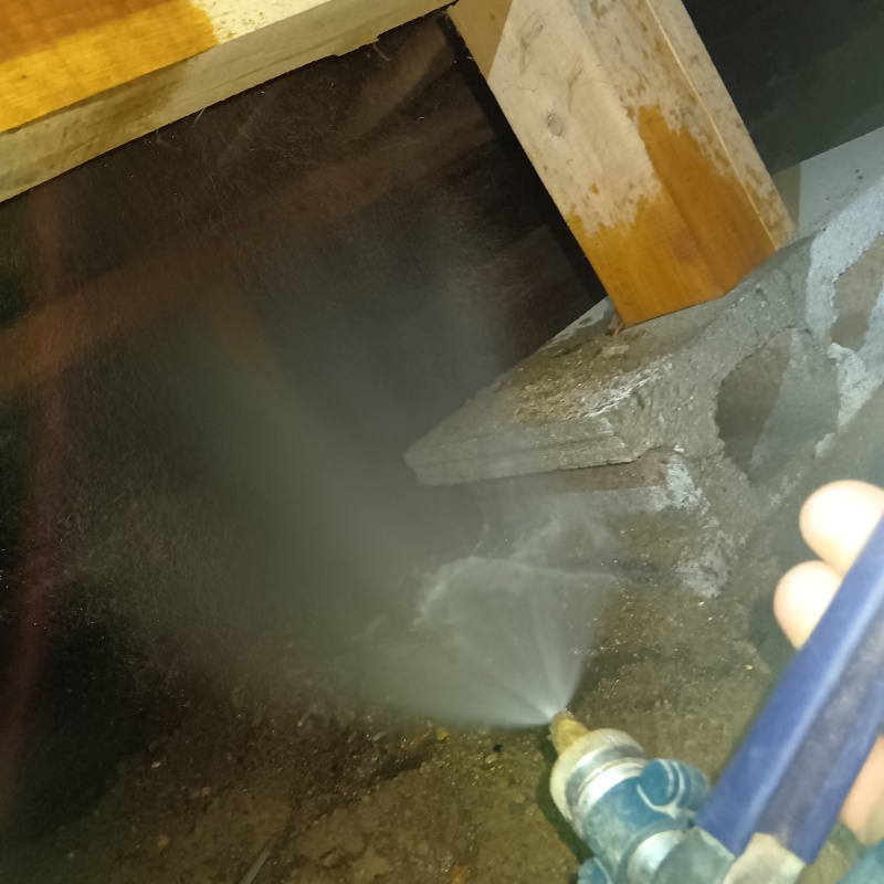 床下の木材にシロアリ駆除剤を散布