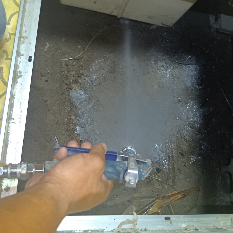 床下の地面にシロアリ駆除剤を散布