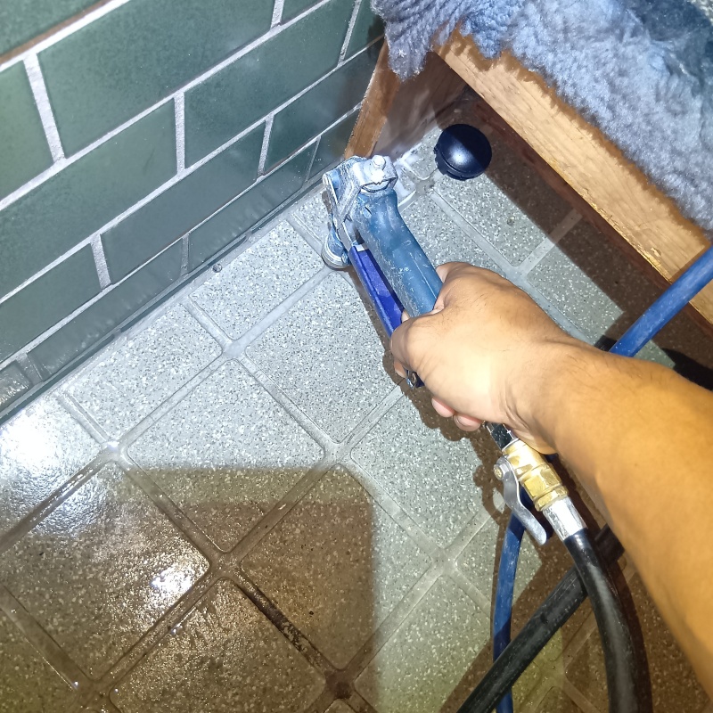 地面にシロアリ駆除剤を注入