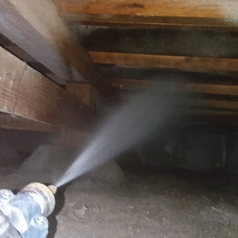 床下の木材にシロアリ駆除剤を散布